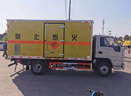 兴宾爆破器材运输车工人安全操作规范与智能技术保障